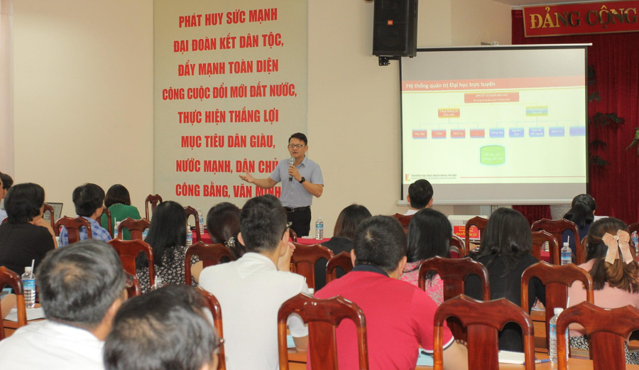 Đại biểu trình bày tham luận về ứng dụng công nghệ thông tin trong quản trị, điều hành các hoạt động của đơn vị.