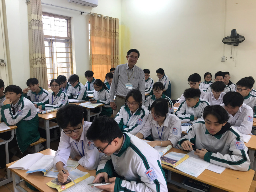 Thầy giáo Lưu Hải Tiền luôn quan tâm đến đổi mới sáng tạo trong các giờ lên lớp của giáo viên.