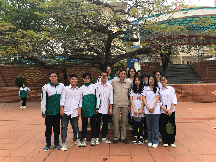 Nhà giáo Lưu Hải Tiền bên các học sinh Trường THPT Bãi Cháy, tỉnh Quảng Ninh.