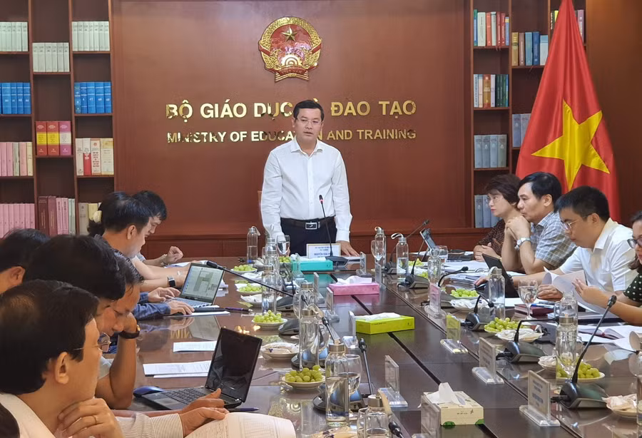 Thứ trưởng Bộ GD&amp;ĐT Nguyễn Văn Phúc chủ trì cuộc họp