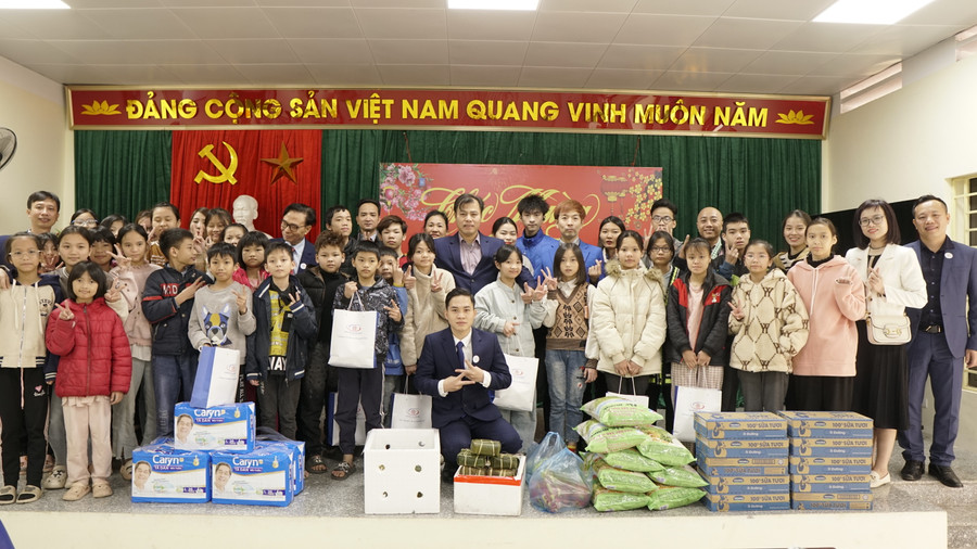 Những món quà cùng sẻ chia với những hoàn cảnh khó khăn khi Tết đến, Xuân về. Những món quà cùng sẻ chia với những hoàn cảnh khó khăn khi Tết đến, Xuân về.
