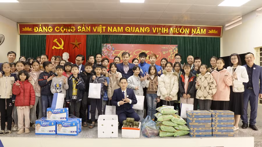 Những món quà cùng sẻ chia với những hoàn cảnh khó khăn khi Tết đến, Xuân về.