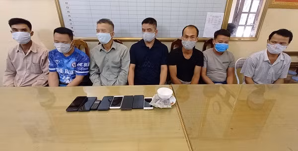 Nhóm đối tượng có hành vi tụ tập đánh bạc bất chấp dịch bệnh.