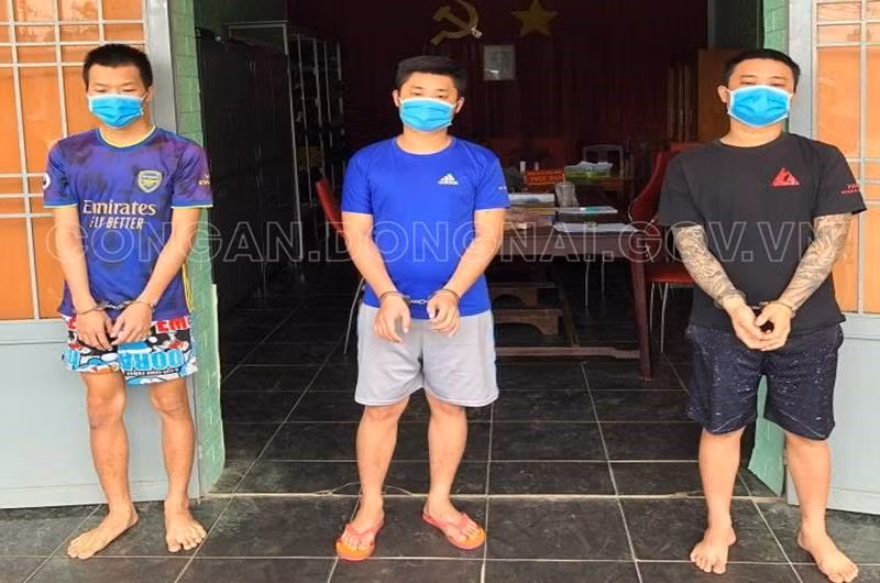 Các đối tượng truy nã bị lực lượng Công an huyện Xuân Lộc bắt giữ. Ảnh: Công an Đồng Nai.