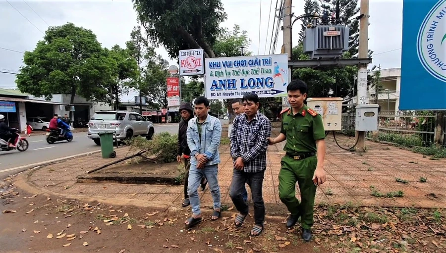 Hai "cựu tù nhân" gây ra hơn 50 vụ cắt trộm dây cáp điện liên tỉnh (ảnh: SĐ).