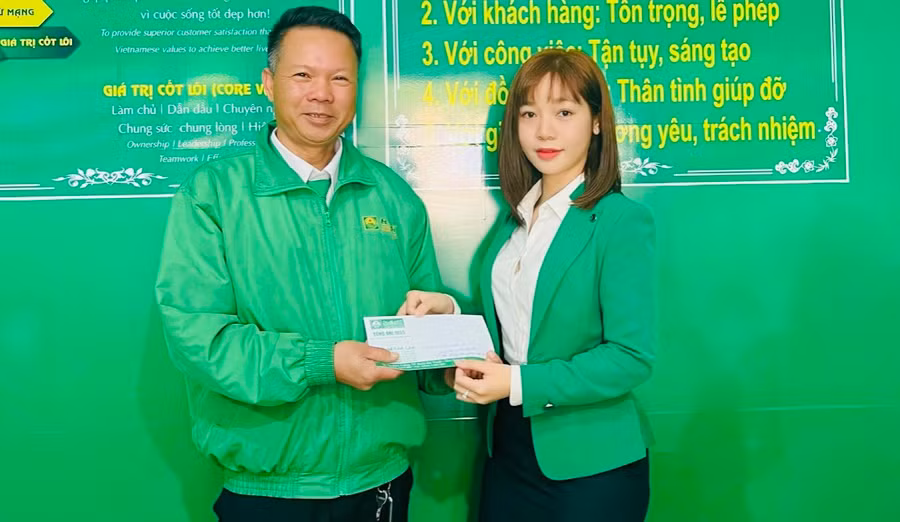 Tài xế Lê Trung Dũng nhận tuyên dương, khen thưởng từ đơn vị (ảnh: CTV).