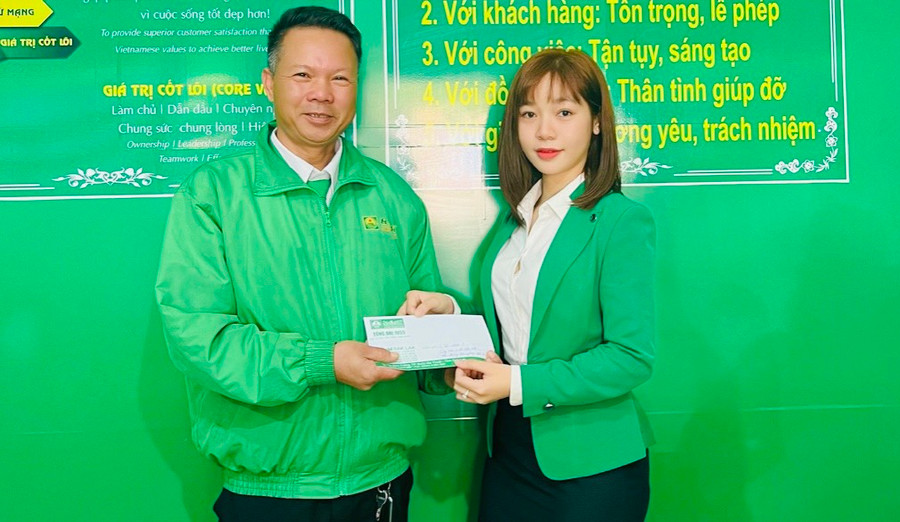 Tài xế Lê Trung Dũng nhận tuyên dương, khen thưởng từ đơn vị (ảnh: CTV). Tài xế Lê Trung Dũng nhận tuyên dương, khen thưởng từ đơn vị (ảnh: CTV).