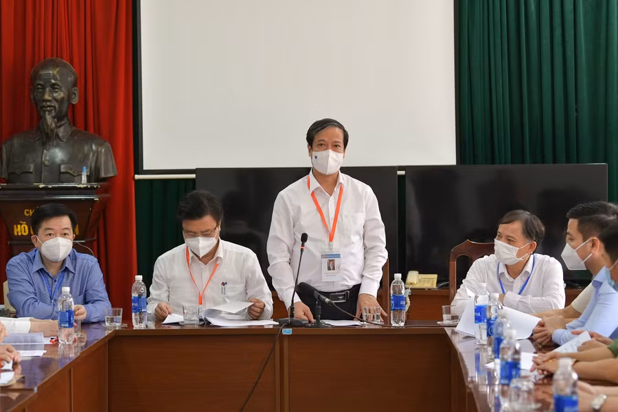 Bộ trưởng phát biểu tại buổi kiểm tra Điểm thi Trường THPT dân tộc nội trú THPT tỉnh Hoà Bình.