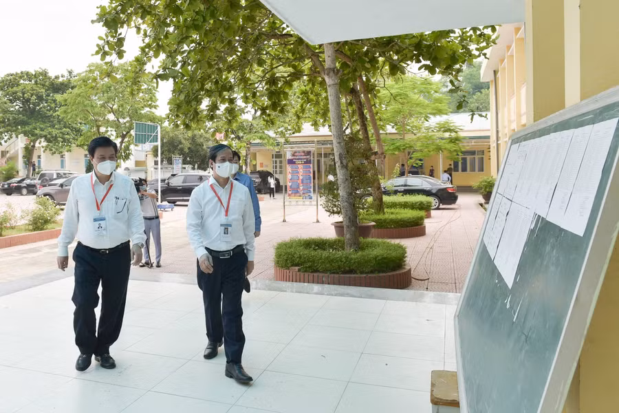 Đoàn công tác đến kiểm tra Điểm thi Trường THPT Kỳ Sơn.