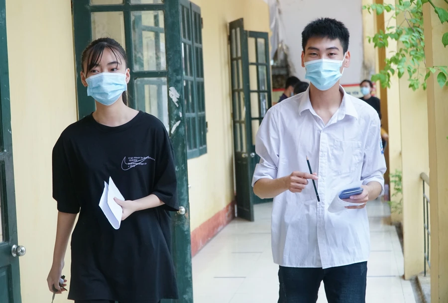 Thí sinh tham dự Kỳ thi tốt nghiệp THPT 2021 - sáng 7/7.