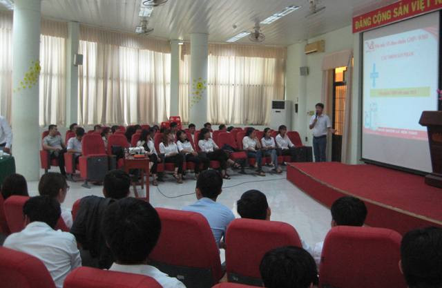 Giảng viên, SV và doanh nghiệp đối thoại trong sáng ngày 23/5