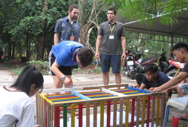 Các SV từ Đại học Vancouver Island cùng trải nghiệm sáng tạo với SV TVU