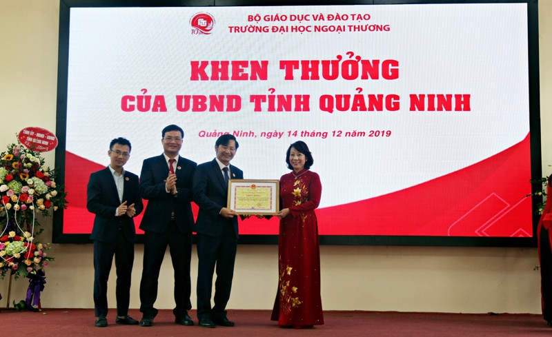 Bà Vũ Thị Thu Thuỷ - Phó chủ tịch UBND tỉnh Quảng Ninh trao bằng khen cho CSQN