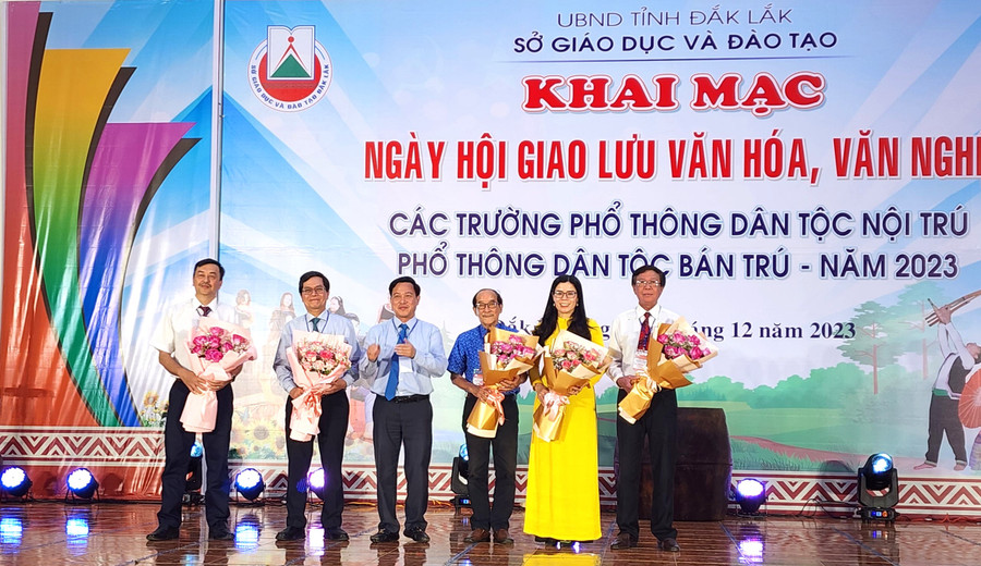 Ông Lưu Tiến Quang tặng hoa Ban Giám khảo của Ngày hội. (Ảnh: Thành Tâm) Ông Lưu Tiến Quang tặng hoa Ban Giám khảo của Ngày hội. (Ảnh: Thành Tâm)
