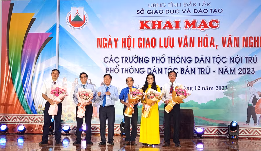 Ông Lưu Tiến Quang tặng hoa Ban Giám khảo của Ngày hội. (Ảnh: Thành Tâm)