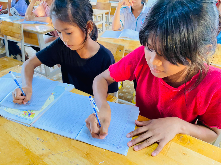 Học sinh xã Cư Prao (M'Drắk) đến lớp phổ cập XMC. (Ảnh: Thành Tâm) Học sinh xã Cư Prao (M'Drắk) đến lớp phổ cập XMC. (Ảnh: Thành Tâm)