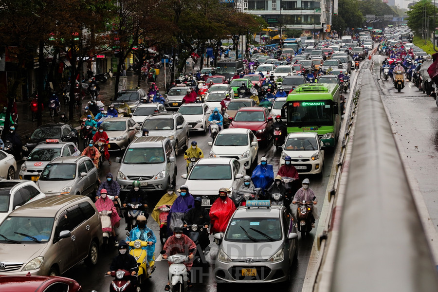 Nhiều tuyến phố Hà Nội ùn tắc trong cơn mưa, xe máy leo lên vỉa hè để đi ảnh 9