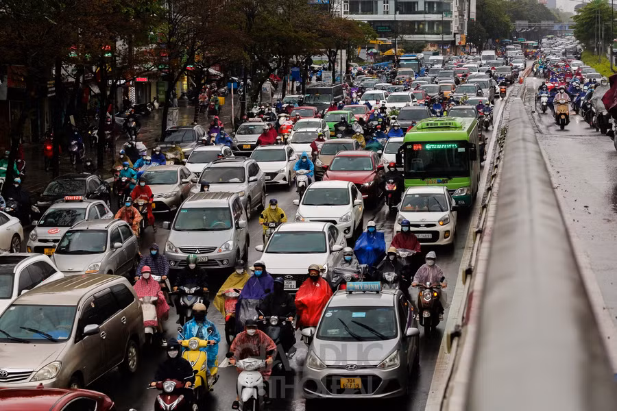 Nhiều tuyến phố Hà Nội ùn tắc trong cơn mưa, xe máy leo lên vỉa hè để đi ảnh 9