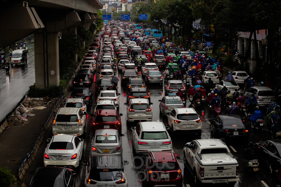 Nhiều tuyến phố Hà Nội ùn tắc trong cơn mưa, xe máy leo lên vỉa hè để đi ảnh 3