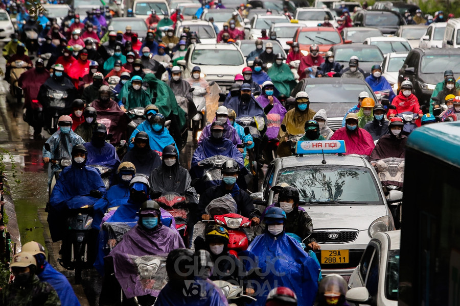 Lượng phương tiện đông, nhiều xe máy đã đi lên vỉa hè để di chuyển.