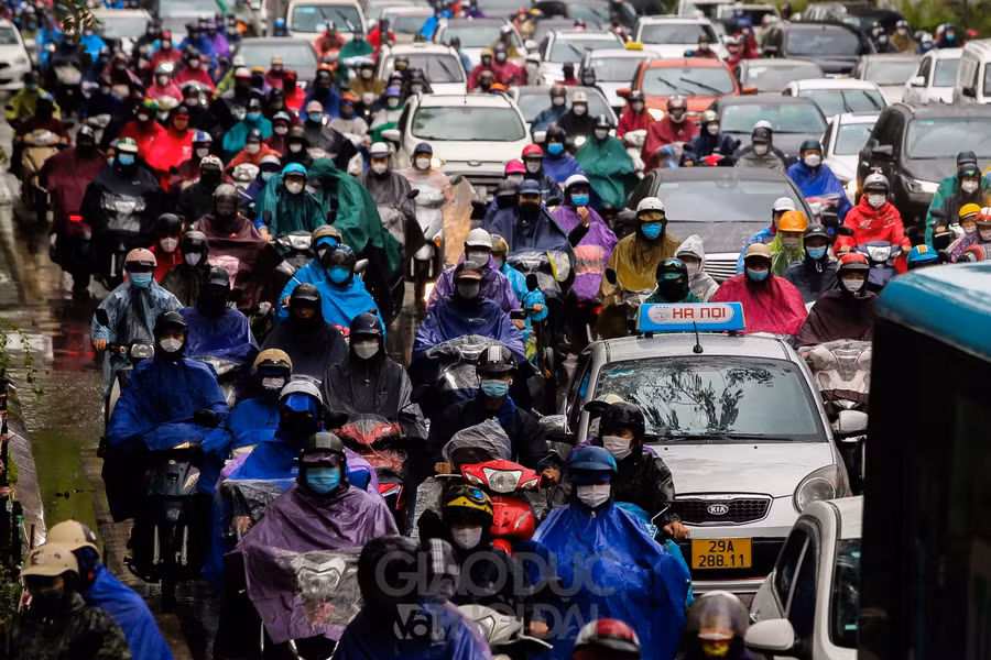 Lượng phương tiện đông, nhiều xe máy đã đi lên vỉa hè để di chuyển.