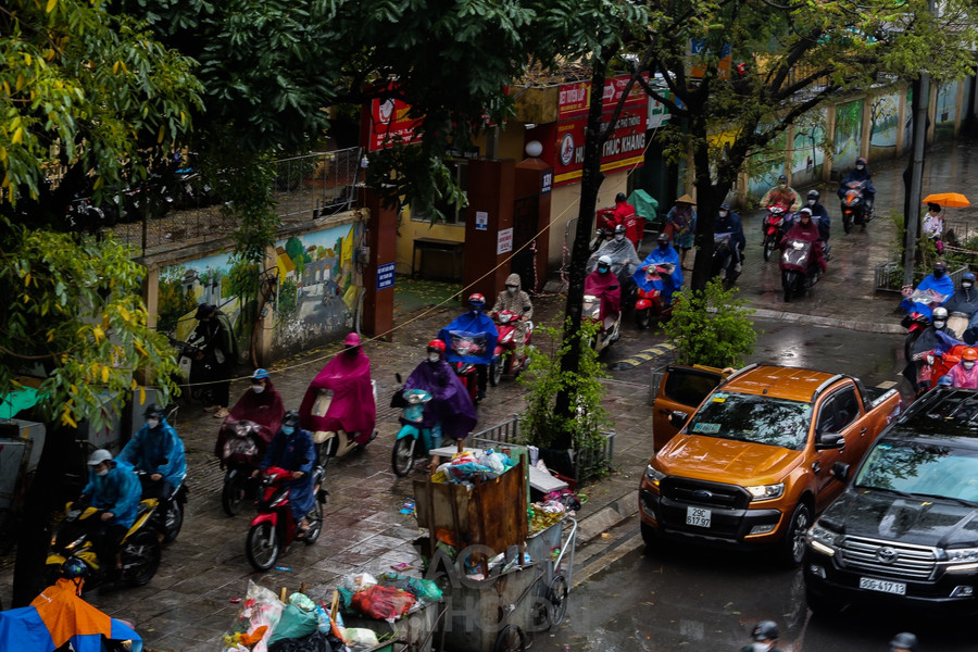 Nhiều tuyến phố Hà Nội ùn tắc trong cơn mưa, xe máy leo lên vỉa hè để đi ảnh 5