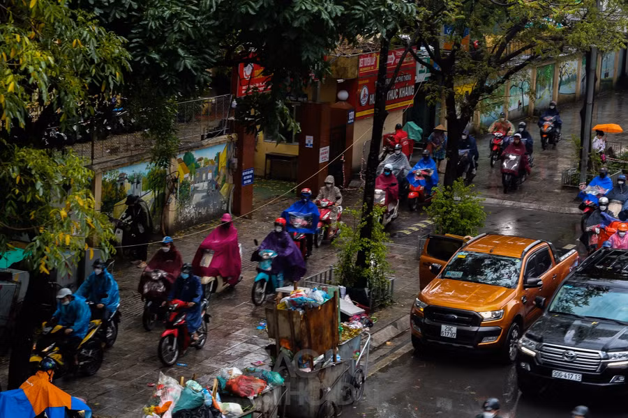 Nhiều tuyến phố Hà Nội ùn tắc trong cơn mưa, xe máy leo lên vỉa hè để đi ảnh 5
