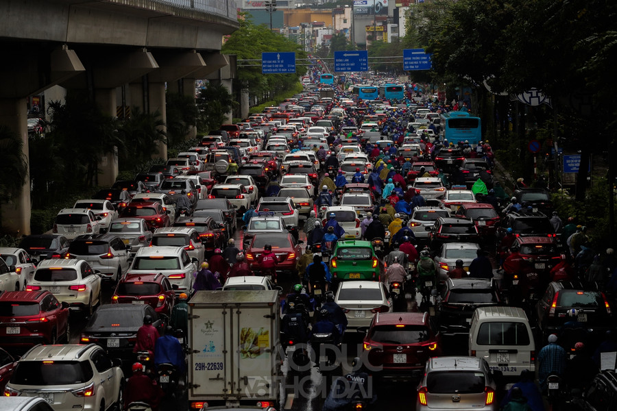 Nhiều tuyến phố Hà Nội ùn tắc trong cơn mưa, xe máy leo lên vỉa hè để đi ảnh 7