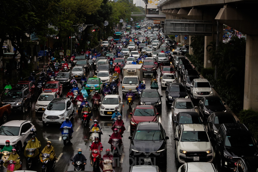 Tuyến đường Nguyễn Trãi- Ngã Tư Sở hướng về nội thành lượng phương tiện tăng nhanh, các phương tiện di chuyển chậm trong cơn mưa, khiến tuyến đường có nhiều thời gian ùn tắc cục bộ.