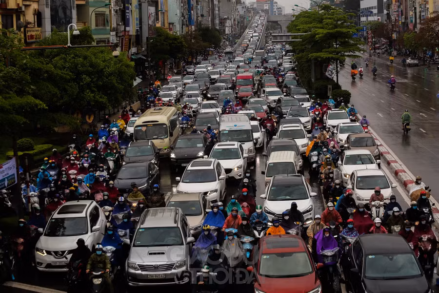 Ô tô dàn thành 5 hàng khiến đường Trường Chinh tắc dài hàng km.