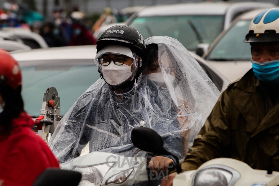 Các phương tiện nối đuôi nhau di chuyển chậm.