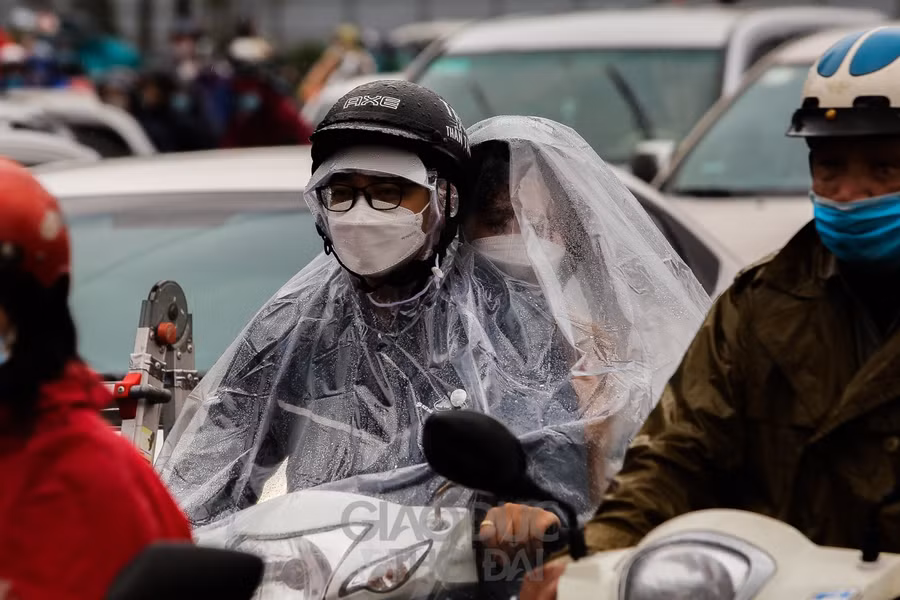 Các phương tiện nối đuôi nhau di chuyển chậm.