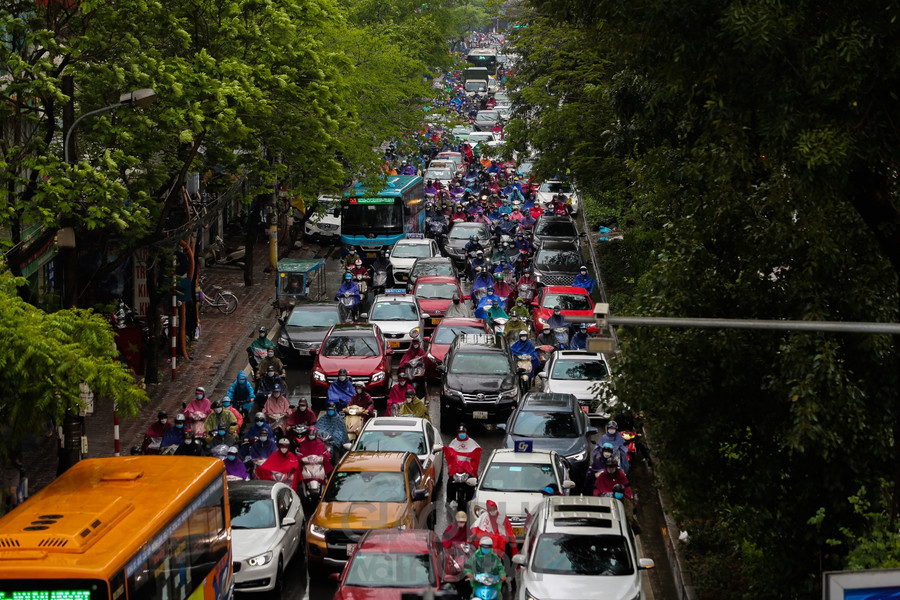 Mưa vào giờ cao điểm buổi sáng khiến nhiều tuyến đường tắc cục bộ.