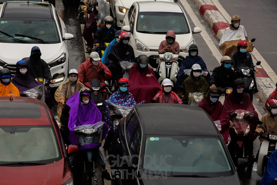 Các xe máy phải lách ở các ô trống của giữa các xe ô tô để di chuyển nhanh hơn.