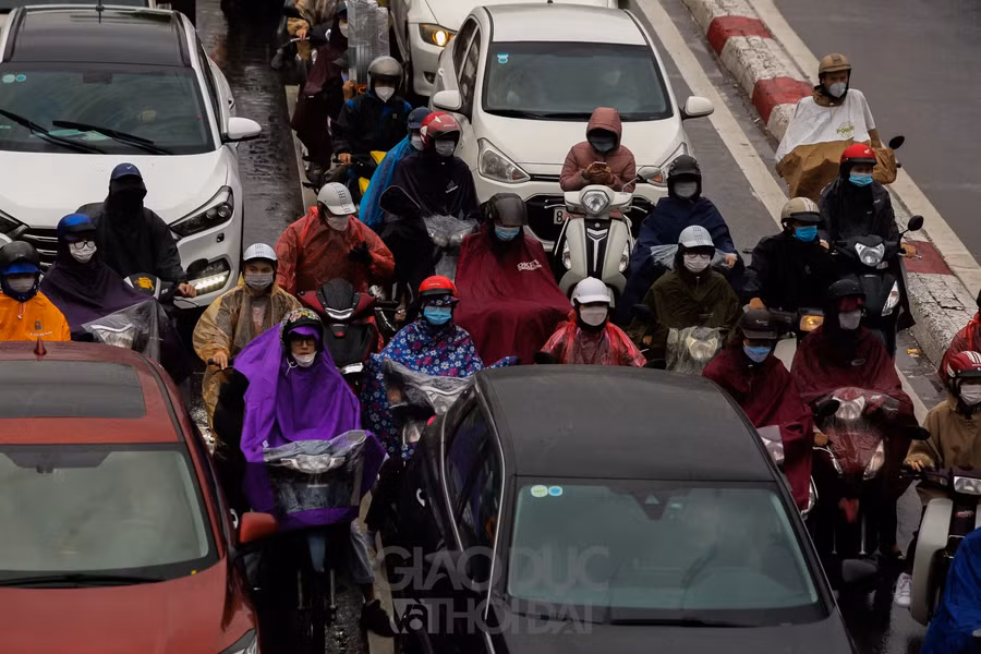 Các xe máy phải lách ở các ô trống của giữa các xe ô tô để di chuyển nhanh hơn.