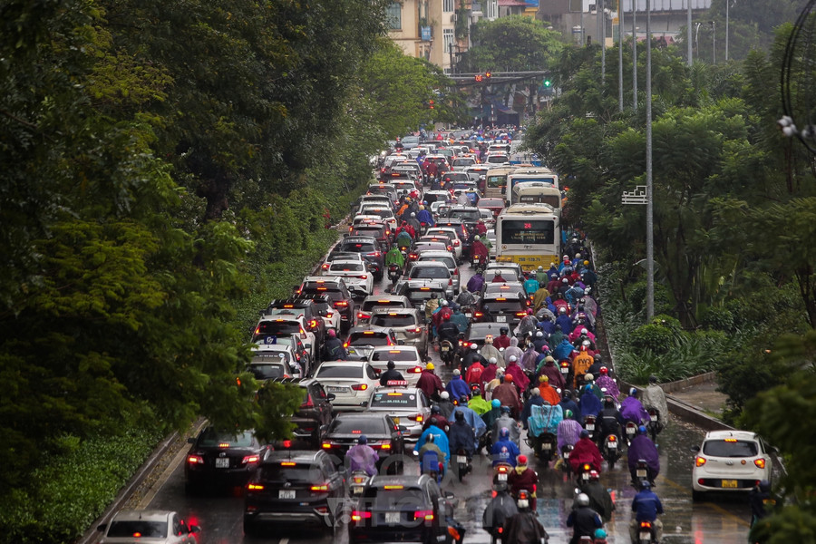 Tại tuyến đường Láng vào lúc 8h sáng, lượng phương tiện rất đông.