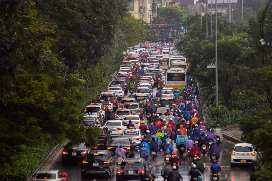 Tại tuyến đường Láng vào lúc 8h sáng, lượng phương tiện rất đông.