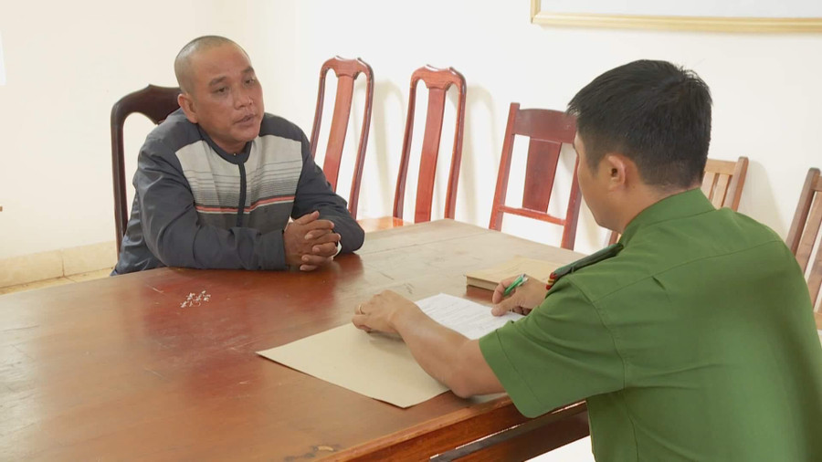 Đối tượng Trần Văn Biết tại Cơ quan điều tra (ảnh: SĐ). Đối tượng Trần Văn Biết tại Cơ quan điều tra (ảnh: SĐ).