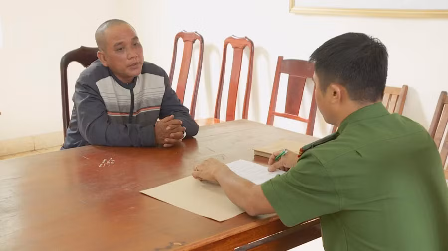 Đối tượng Trần Văn Biết tại Cơ quan điều tra (ảnh: SĐ).