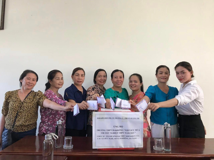 Hội phụ nữ hỗ trợ &quot;Tiếp sức mùa thi&quot;.