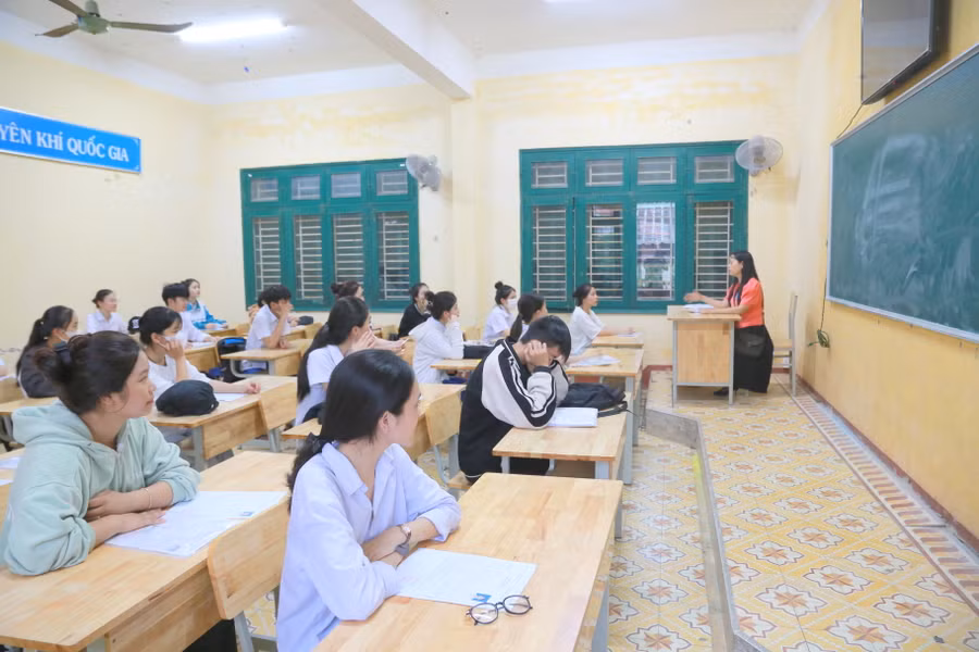 Cán bộ coi thi phổ biến những vật dụng được mang vào phòng thi, những vật dụng không được phép...