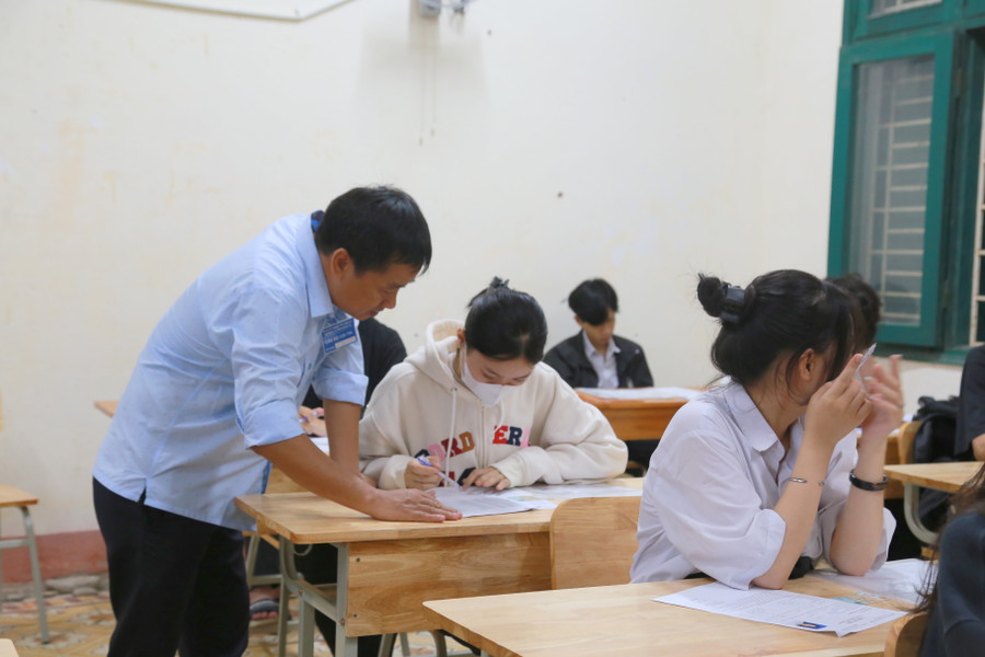 Hướng dẫn thí sinh điều chỉnh sai sót. (Ảnh: Đ. Đức). Hướng dẫn thí sinh điều chỉnh sai sót. (Ảnh: Đ. Đức).