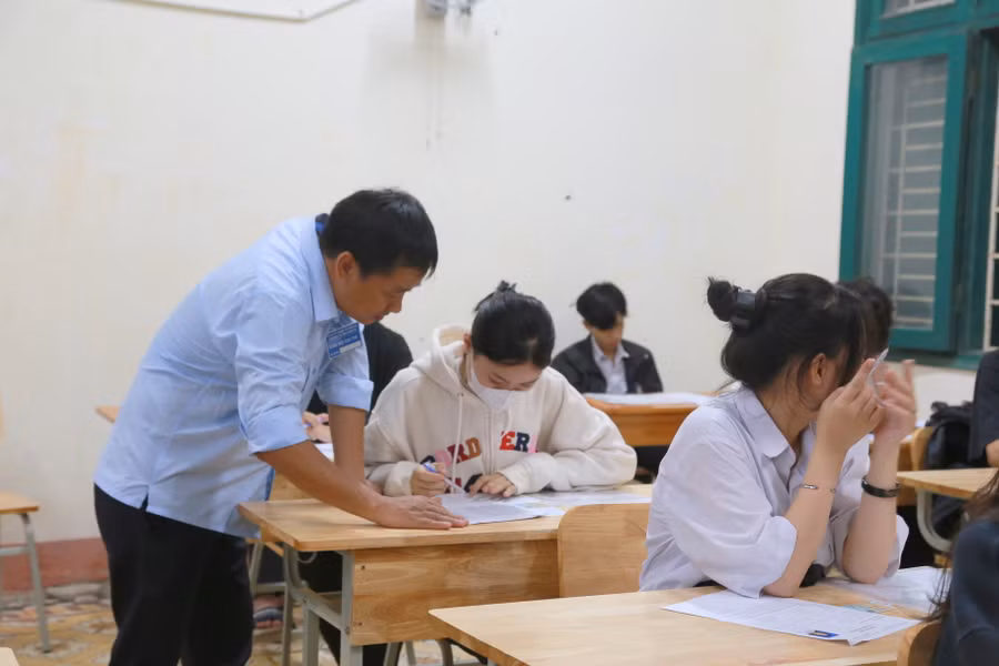 Hướng dẫn thí sinh điều chỉnh sai sót. (Ảnh: Đ. Đức).