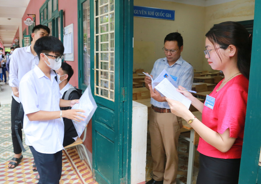 Cán bộ coi thi gọi thí sinh vào phòng (Ảnh: Đ. Đức). Cán bộ coi thi gọi thí sinh vào phòng (Ảnh: Đ. Đức).