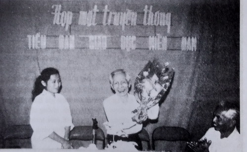 Cháu gái B3 trong rừng miền đông tặng hoa ông Mười ngày họp mặt B3, 30/4/1993. Từ trái qua: Cháu Ngọc Anh, ông Mười Chí, ông Năm Diêu