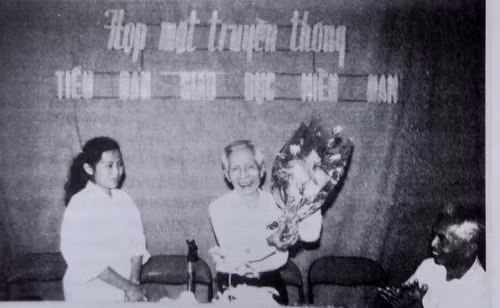 Cháu gái B3 trong rừng miền đông tặng hoa ông Mười ngày họp mặt B3, 30/4/1993. Từ trái qua: Cháu Ngọc Anh, ông Mười Chí, ông Năm Diêu