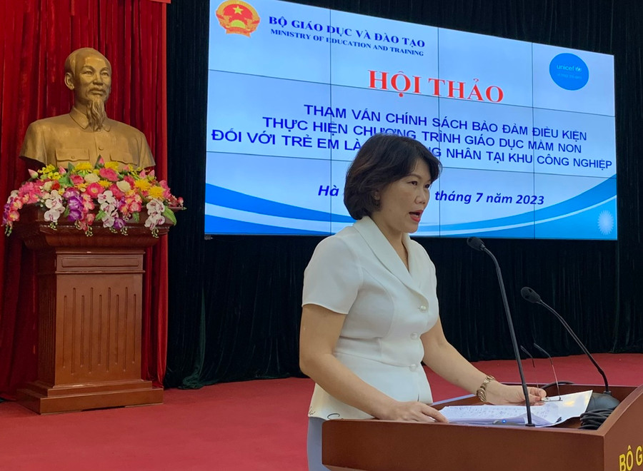 Phó Vụ trưởng Vụ GDMN Hoàng Thị Dinh phát biểu ý kiến tại Hội thảo.