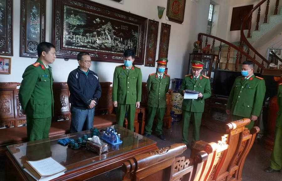 Phạm Xuân Thảo (áo đen) bị cơ quan chức năng bắt tạm giam.