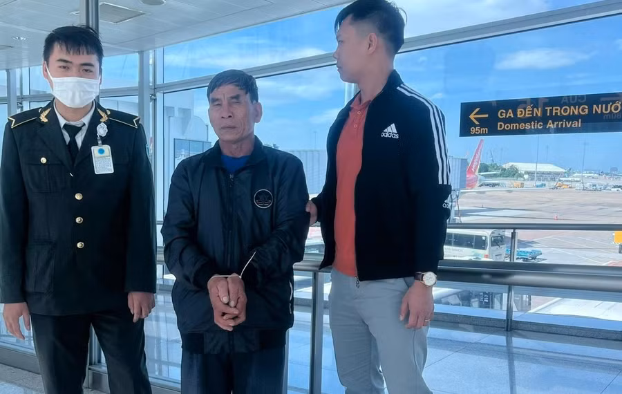 Vũ Đình Thống (giữa) bị cơ quan chức năng bắt giữ sau gần 40 năm lẩn trốn.