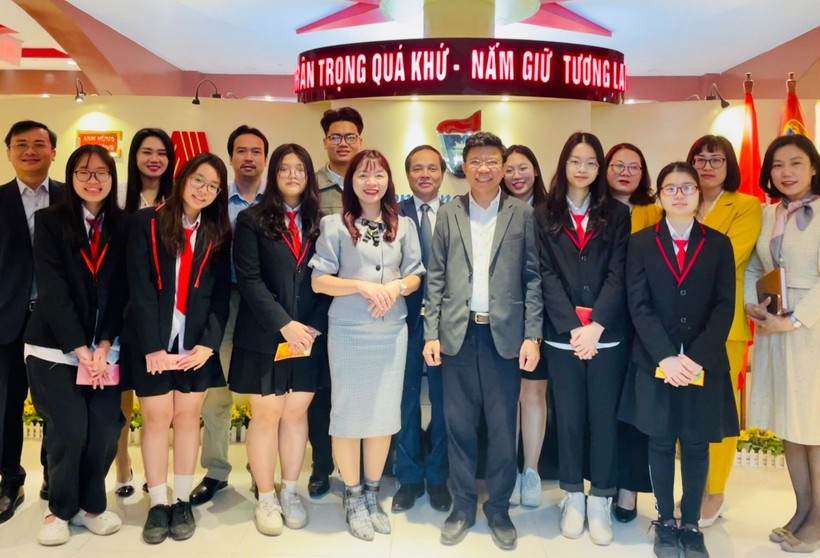 Thầy trò đội tuyển thi chọn học sinh giỏi quốc gia THPT năm học 2022 - 2023 Trường THPT chuyên Khoa học Xã hội và Nhân văn, ĐHQG Hà Nội. Ảnh: VNU Thầy trò đội tuyển thi chọn học sinh giỏi quốc gia THPT năm học 2022 - 2023 Trường THPT chuyên Khoa học Xã hội và Nhân văn, ĐHQG Hà Nội. Ảnh: VNU